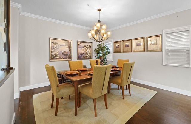 Trafalgar House: 6br/4ba+Parking, Gorgeous Renos