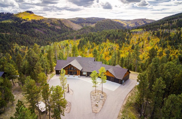 Trail Ridge Lodge-7 Bedroom 4 miles from Deadwood