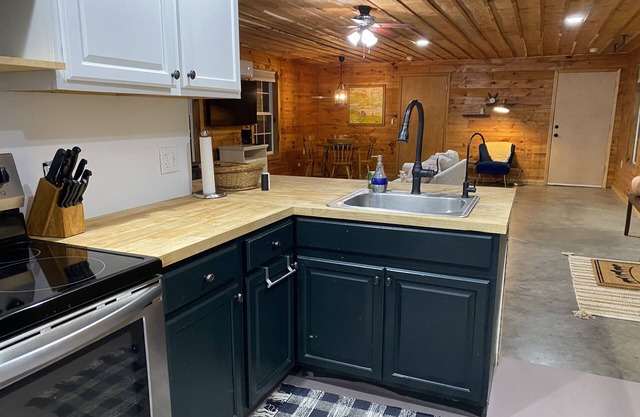 Trailboss Cabin near Mammoth Cave at Noble Pine Campground