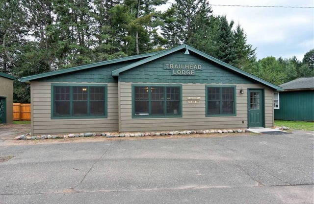 Trailhead Lodge-Downtown Clam Lake*Snowmobile trail access*