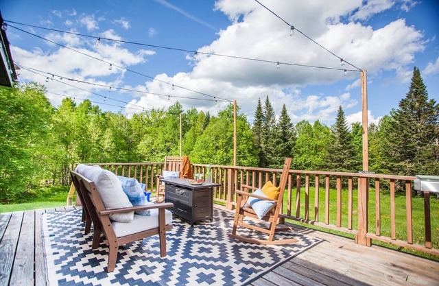 Trailside Lodge - Direct Trail Access with Game Table, New AC