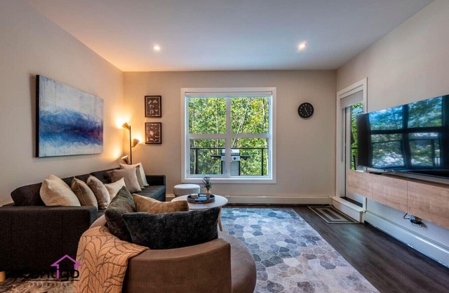 Trailside Vista | Huge Patio | BBQ | AC | Downtown