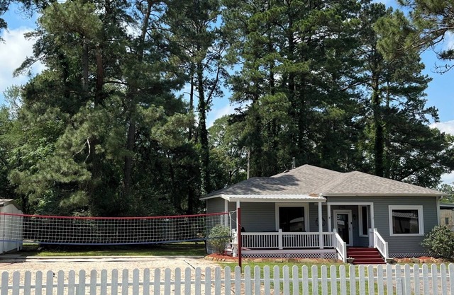 Train Depot 3 BR Home w/Pool, Sand Volleyball and Pool Table