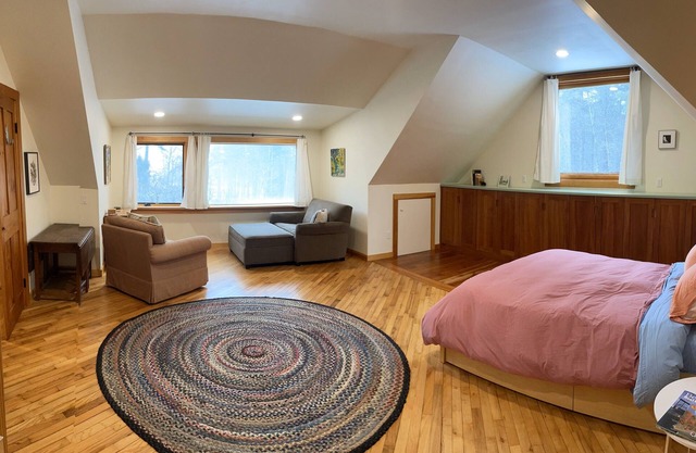Tranquil 2-bedroom house with woodland and pasture views in Great Barrington