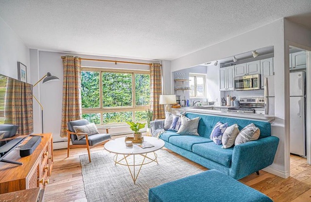 Tranquil 2BR downtown condo, Parking, King bed
