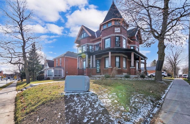 Tranquil 2BR Triplex in the Heart of Shelburne