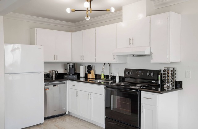 Tranquil 2BR with Coastal Mountain Views