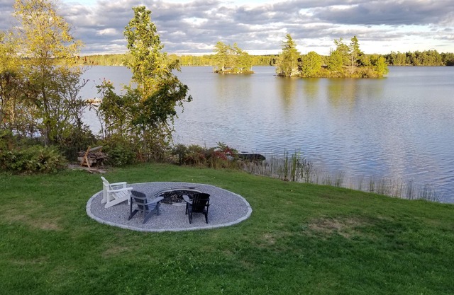 Tranquil 3-bedroom lakefront get away