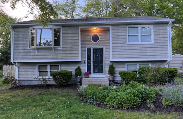 Tranquil 3-bedroom Narragansett home - beach passes included!!