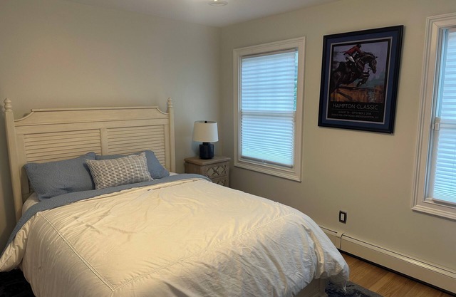 Tranquil 4-bedroom house with AC in East Quogue. Heated Pool/ covered patio.