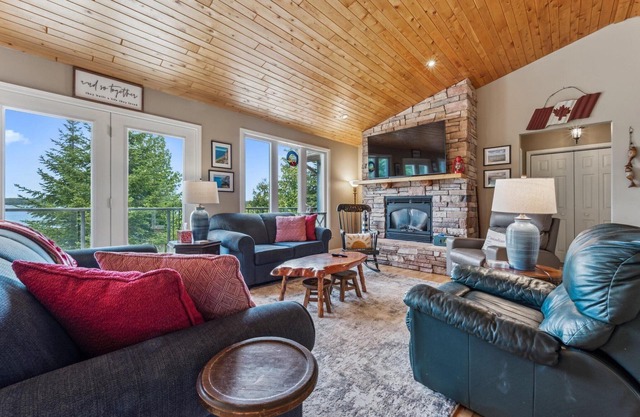 Tranquil 4BR Bayfront Island Retreat