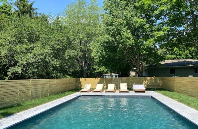 Ruhige 5 Br North Fork Retreat mit Pool und Huge Yard, zum Strand