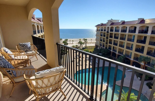Tranquil and freshly decorated; on secluded beach-minutes to Bay St. Louis!