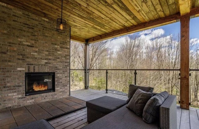 Tranquil and luminous forest retreat with swimming pond and spa!