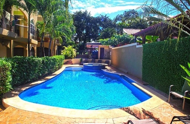 Renovierte geräumige Wohnung einen kurzen Spaziergang zum Strand mit schönem Pool