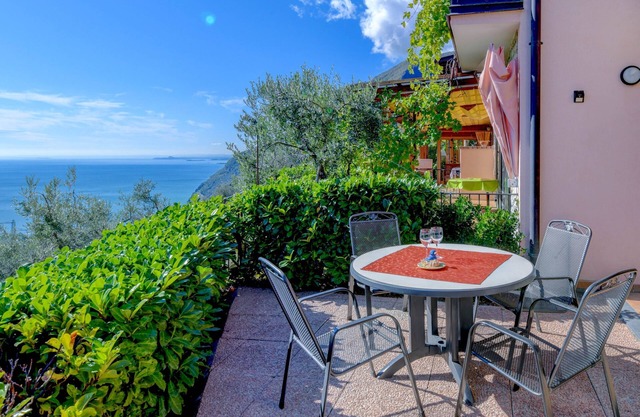 Ruhige Wohnung mit Zugang zum Pool, atemberaubender Aussicht und privater Terrasse