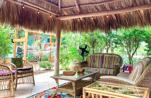 Ruhiges Strandleben - 1 Bett / 1 Bad, Kunst inspirierte Wohnung mit privatem Garten