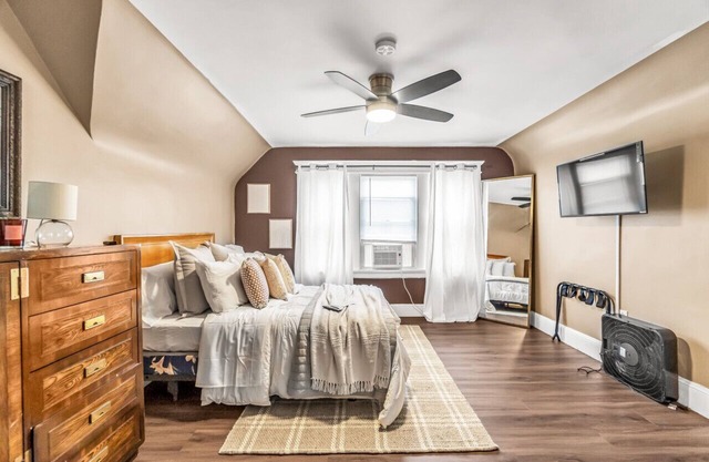 Yale Hosp/Brideport Bedroom