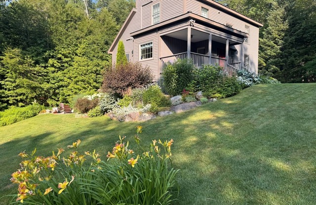 Tranquil Brookside Retreat w/hot tub & fireplace - pet friendly