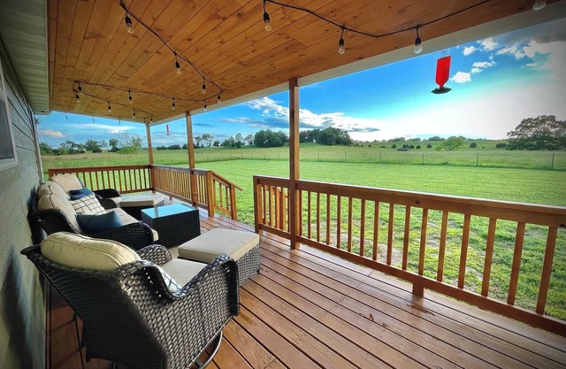 Tranquil Cabin on 71/acre cattle farm—near Cloud 9 ranch and Ozark rivers!