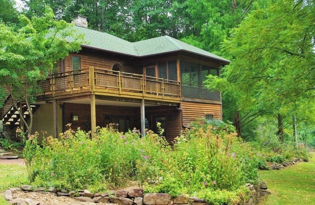 Tranquil Cardinal Hill Cabin- Perfect for Relaxation & Exploration. Pet Friendly