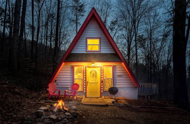 Private chalet with hot tub, washer/dryer, central AC - three dogs welcome