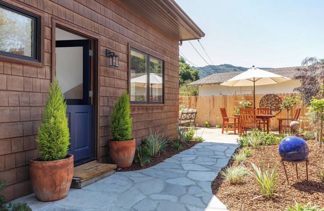Tranquil cottage with fenced garden, fire pit, bbq, outdoor dining and hot tub.