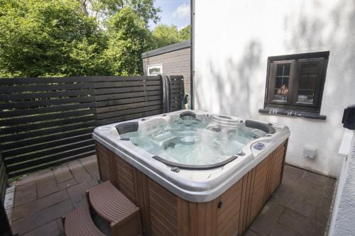 Tranquil Cottage with Hot Tub