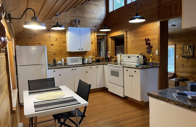 Tranquil country cottage near Courtenay and Mt Washington