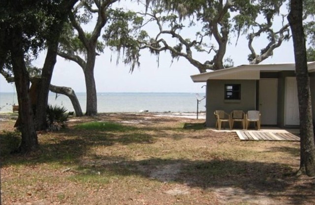 Ferienhaus in der Bucht von Perdido. Direkt am Wasser, große Bäume, ruhig.