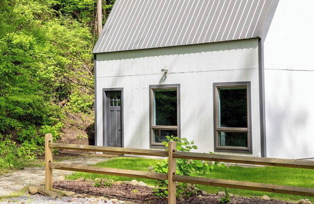 Tranquil creek side retreat