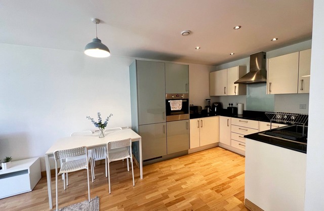 2BR&2BA-Balcony-FreeParking-FastWiFi-KingBed