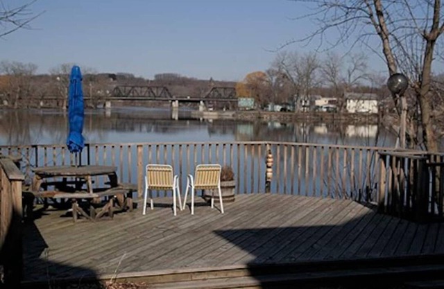 Tranquil direct waterfront 3-bedroom flat in quiet Troy neighborhood with WiFi