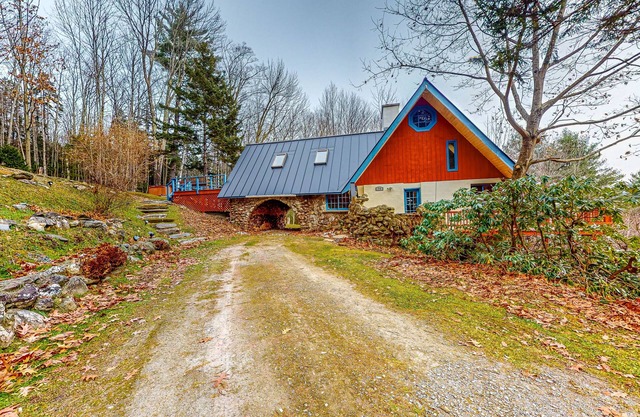 Tranquil dog-friendly retreat with generous deck, fitness area, & amazing views