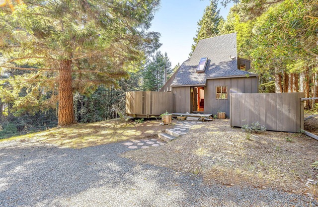 Tranquil, dog-friendly home w/ valley views and wood stove - close to trails
