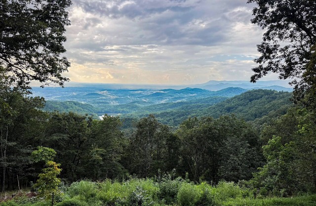 Tranquil Escape: Hot Tub, Scenic Views, Family Fun