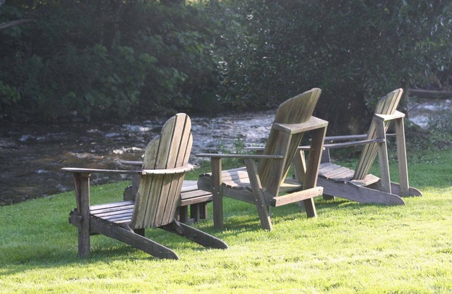 Tranquil 4 season Inn on the banks of the Green River, close to 4 ski areas