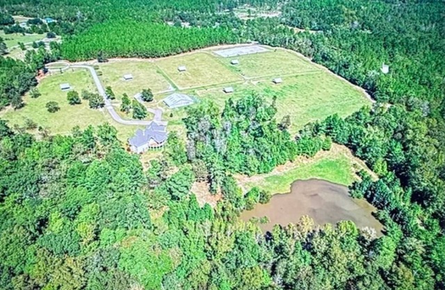 Tranquil farmhouse apartment with AC in charming Aiken. Active horse farm