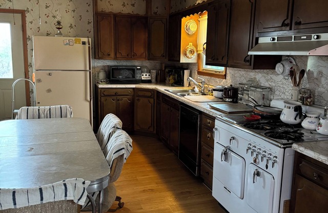 Tranquil farmhouse near to Johnson City - 2 bedrooms, 2 baths, vintage kitchen.