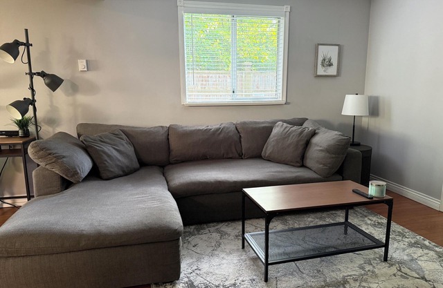 🌿 Tranquil Garden-Level Retreat in Walnut Grove - Langley 🍷🐾