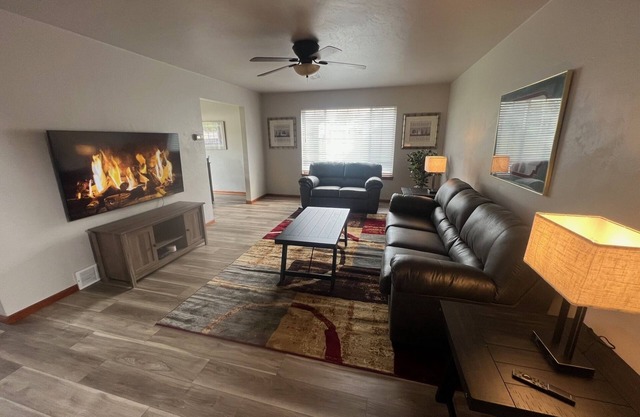Tranquil Haven: Fully Furnished 3 Bedroom, 2 Bath - 8 Miles to Lambeau Field
