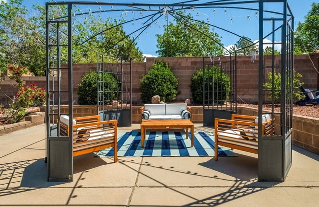 Tranquil Haven : Home with Outdoor Oasis