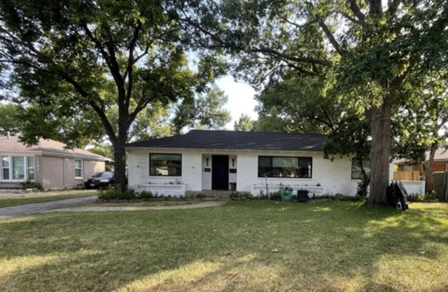 Tranquil home, .3 acres,15 min to downtown w/ 2 separate offices + Dog friendly!
