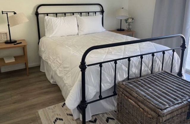 Tranquil home. Centrally located. 30 Day min
