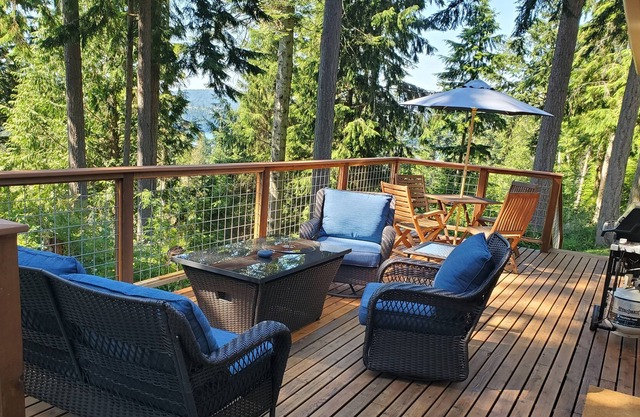 Tranquil home in Cornet Bay. Minutes to Deception Pass, beach, & hiking trails.