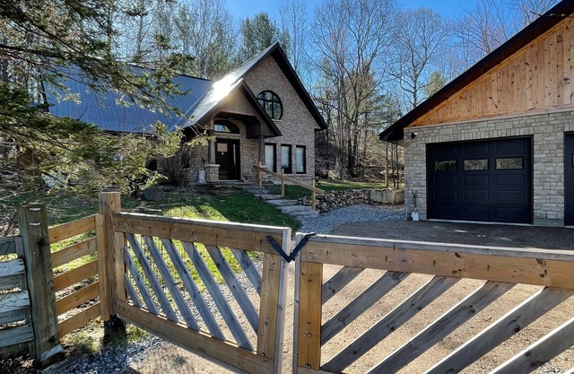 Tranquil Home w/27 Acres of Private Forest Trails. Dog Heaven!