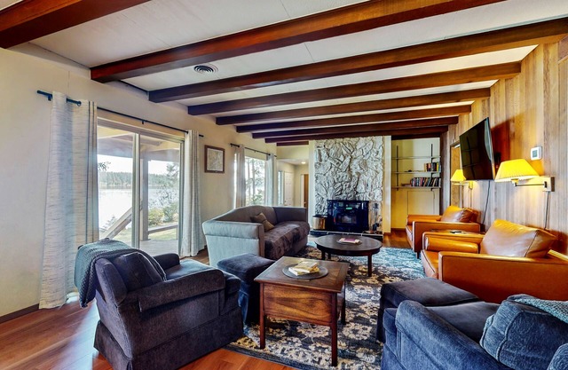 Tranquil home with large deck, wooded views, & direct access to the Puget Sound