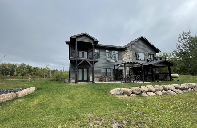Tranquil lake house retreat