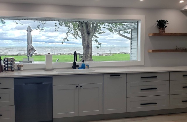 Tranquil Lakefront home. Premium accommodations, newly remodeled