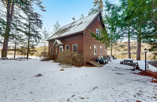 Tranquil Lakefront Retreat with large outdoor patio, beach and Stunning Views